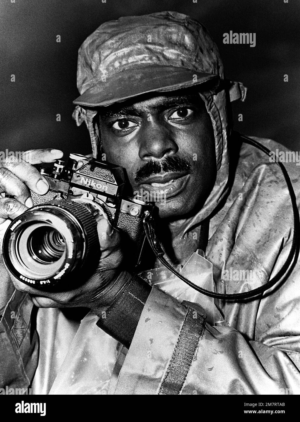 Un fotografo scatta foto durante una tempesta di pioggia. Base: KUNSAN Air base Nazione: Repubblica di Corea (KOR) Foto Stock