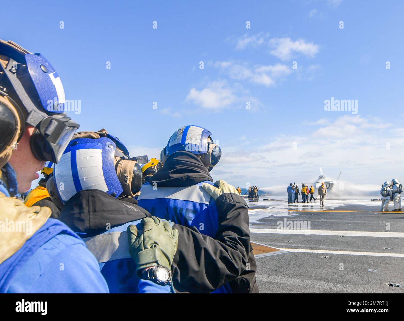 220512-N-MJ302-1006 OCEANO PACIFICO (12 maggio 2022) i marinai partecipano a un'esercitazione antincendio sul ponte di volo della portaerei USS Nimitz (CVN 68). Nimitz è in corso per il problema TSTA/FEP (Tailored Ship's Training Availability/Final Evaluation Problem). TSTA/FEP è un'evoluzione della formazione multifase progettata per fornire all'equipaggio una solida base di competenza operativa a livello di unità e per migliorare la capacità della nave di autoaddestrarsi. Nimitz sta conducendo operazioni in mare. Foto Stock