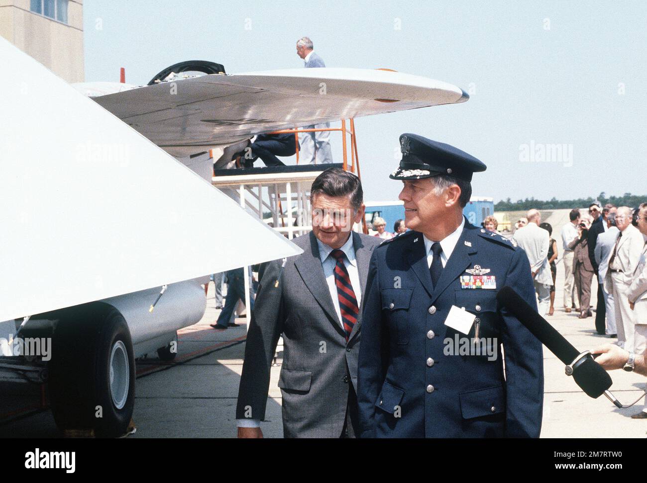 Skantze, comandante della divisione sistemi aeronautici, e George M. Skurla, presidente di Grumman Aerospace Corporation, esamineranno un aeromobile EF-111a durante la cerimonia di lancio presso lo stabilimento di Grumman Riverhead, Grumman Aerospace Corporation. Base: Long Island Stato: New York (NY) Paese: Stati Uniti d'America (USA) Foto Stock