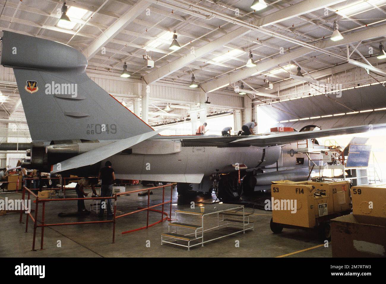 UN aeromobile EF-111a viene convertito da un aeromobile F-111 presso lo stabilimento di Grumman Riverhead, Grumman Aerospace Corporation. Base: Long Island Stato: New York (NY) Paese: Stati Uniti d'America (USA) Foto Stock