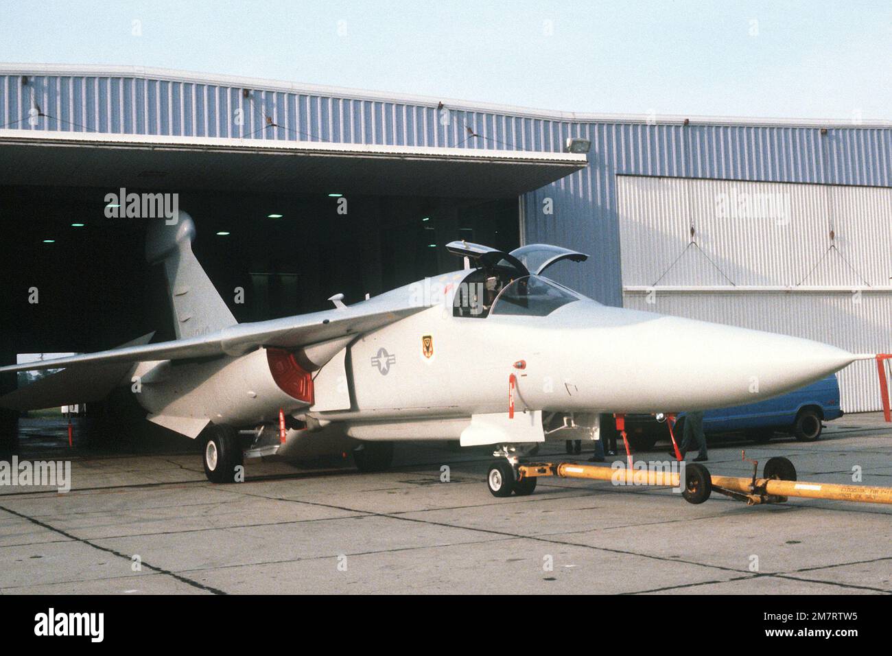 Vista frontale destra di un aeromobile EF-111a trainato da un hangar per una cerimonia di lancio. L'aeromobile è stato convertito da un modello F-111 presso lo stabilimento di Grumman Riverhead, Grumman Aerospace Corporation. Base: Long Island Stato: New York (NY) Paese: Stati Uniti d'America (USA) Foto Stock