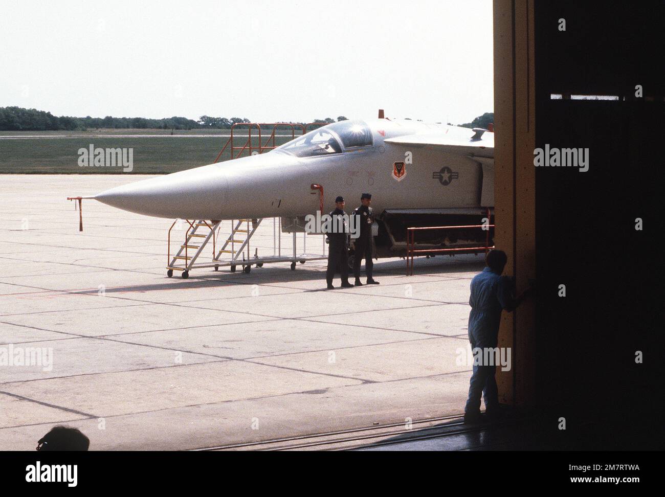 UN aereo EF-111a è parcheggiato all'esterno di un hangar durante la cerimonia di lancio presso lo stabilimento Grumman Riverhead di Grumman Aerospace Corporation. Base: Long Island Stato: New York (NY) Paese: Stati Uniti d'America (USA) Foto Stock