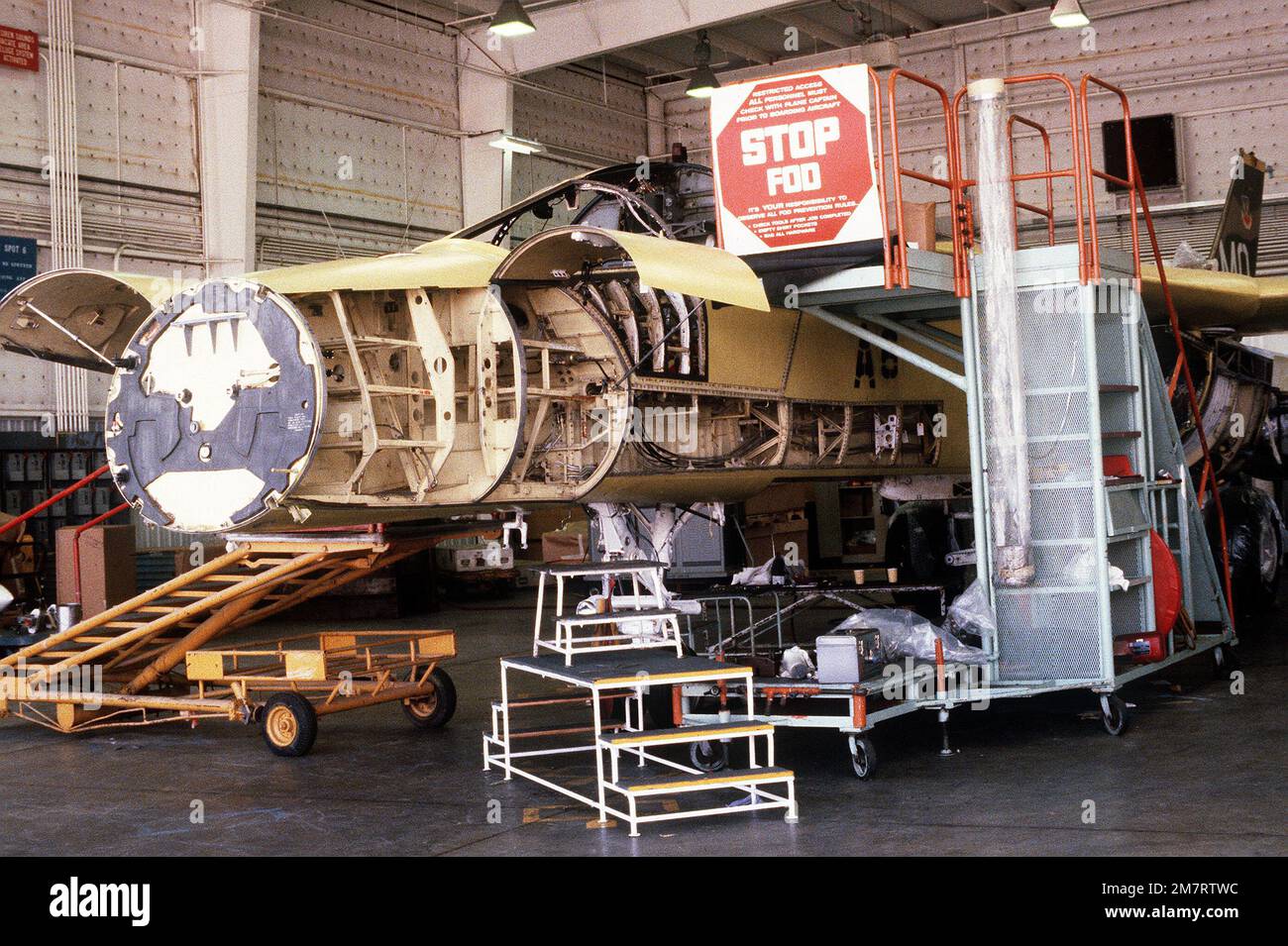 UN aeromobile F-111 è stato spogliato di sistemi di verniciatura ed elettronici per la conversione in un modello EF-111a presso lo stabilimento di Grumman Riverhead, Grumman Aerospace Corporation. Base: Long Island Stato: New York (NY) Paese: Stati Uniti d'America (USA) Foto Stock