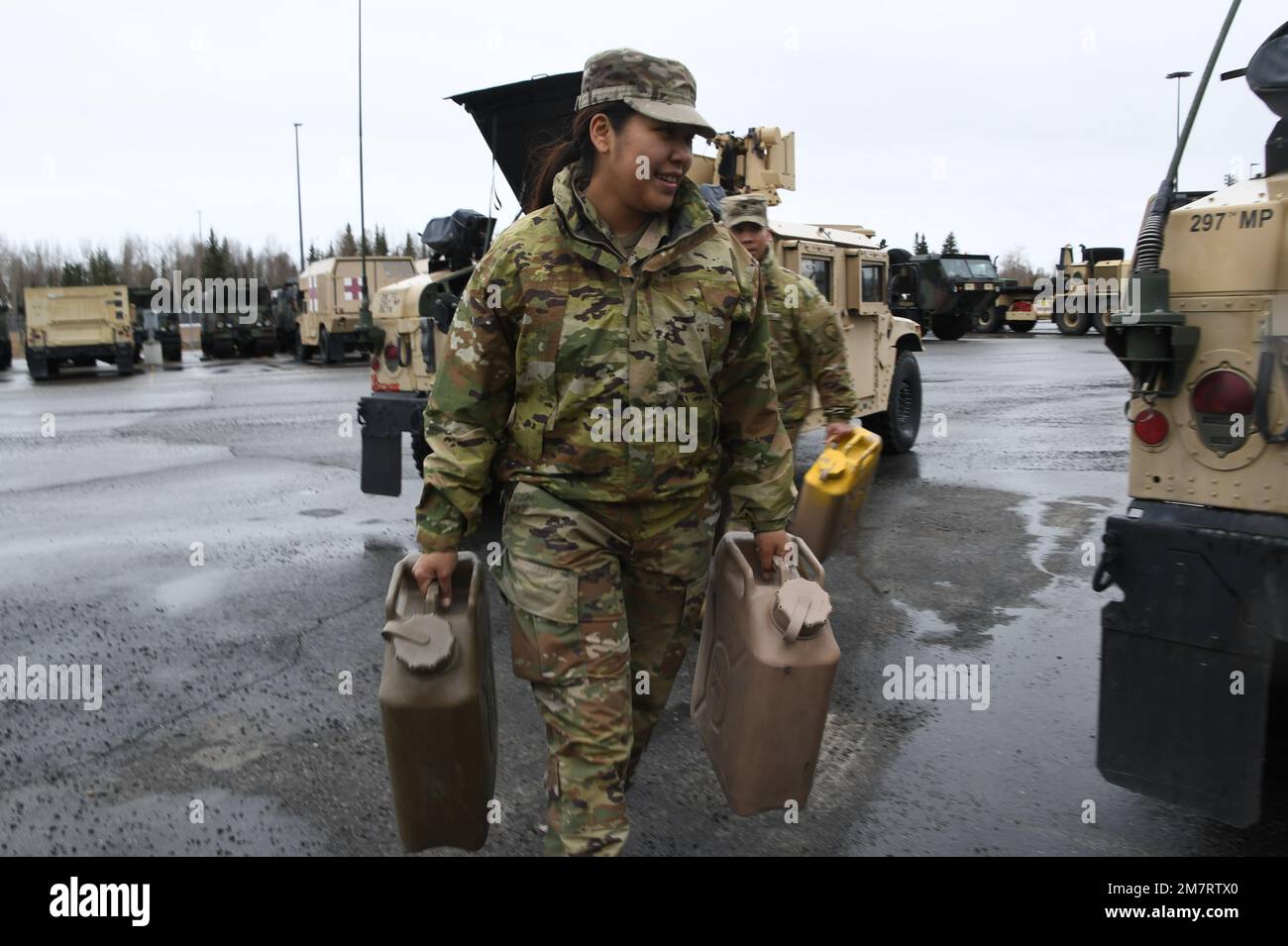 Pvt. Frederica Rivers of the Alaska Army National Guard, 207th Engineer Company carica un Humvee con ulteriore carburante presso la Fairbanks National Guard Armory in preparazione per viaggiare a Manley Hot Springs, Alaska, Alaska, 12 maggio 2022, a sup0port operazioni di ripristino in caso di alluvione. I Guardsmen assisteranno con gli sforzi di ripulitura e di recupero di inondazione su richiesta dello Stato dell'Alaska Emergency Operations Center. Foto Stock