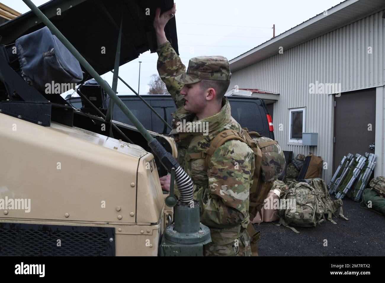 I soldati della Guardia Nazionale dell'Alaska, PFC. Harlan Hartman della 297th Military Police Company assicura che gli attrezzi e le attrezzature necessarie siano caricati in un Humvee della Guardia Nazionale presso l'Armeria della Guardia Nazionale di Fairbanks in preparazione per viaggiare a Manley Hot Springs, Alaska, 12 maggio 2022, per sostenere le operazioni di recupero delle alluvioni. . I Guardsmen assisteranno con gli sforzi di ripulitura e di recupero di inondazione su richiesta dello Stato dell'Alaska Emergency Operations Center Foto Stock