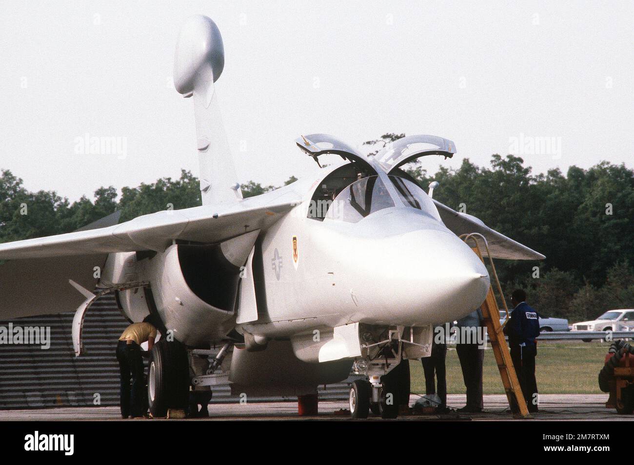 Una vista frontale destra di un aeromobile EF-111a che si prepara per il primo volo durante la cerimonia di lancio presso lo stabilimento di Grumman Riverhead, Grumman Aerospace Corporation. Base: Long Island Stato: New York (NY) Paese: Stati Uniti d'America (USA) Foto Stock