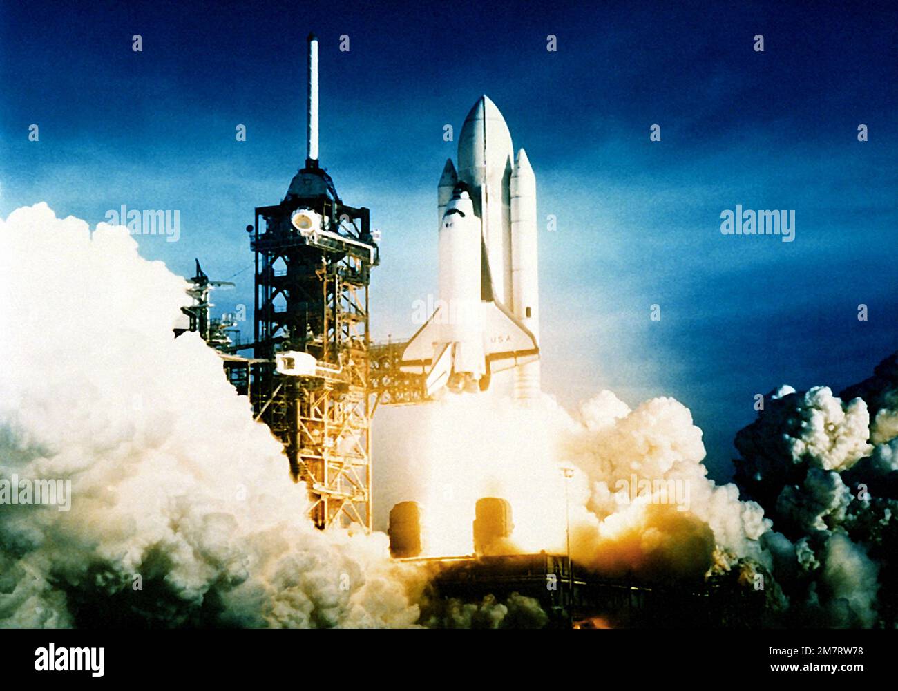 Una vista della navetta spaziale Columbia e dei suoi razzi di richiamo al liftoff. Base: Cape Canaveral Stato: Florida (FL) Nazione: Stati Uniti d'America (USA) Foto Stock