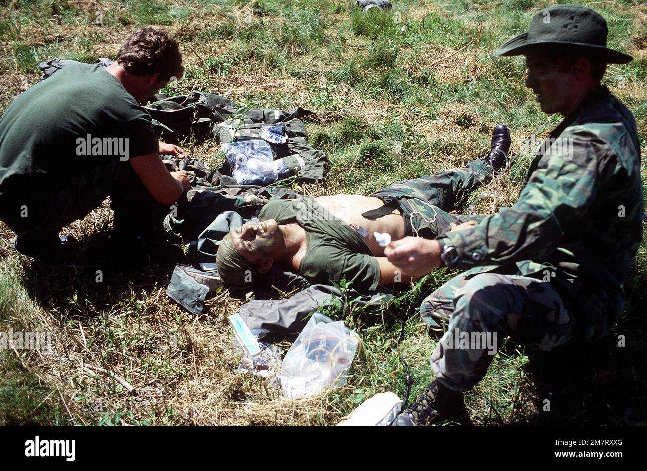 Parasalvemen dal 106th Aerospace Rescue and Recovery Squadron lavoro su un 'casualty' durante l'esercizio Sentry Castle '81. Soggetto operativo/Serie: SENTRY CASTLE '81 base: Hancock Field Stato: New York (NY) Paese: Stati Uniti d'America (USA) Foto Stock