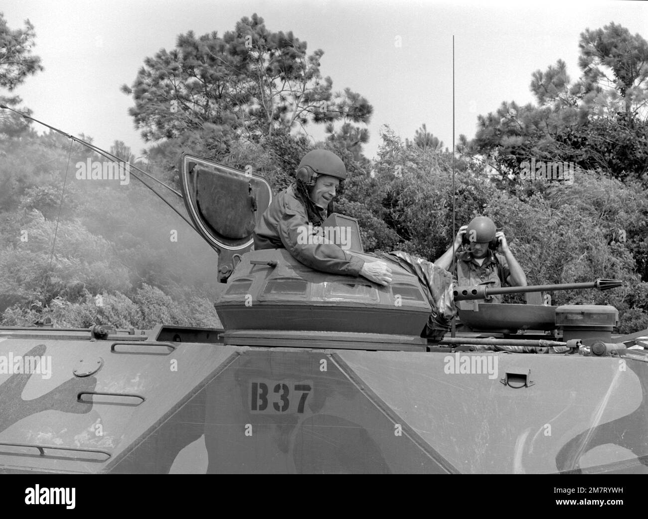 Il Segretario della Difesa Caspar W. Weinberger indossa un casco e fa un giro sul veicolo di atterraggio cingolato LVTP-7. Il segretario è in tournée nella 2nd Divisione Marina. Base: Marine Corps base, Camp Lejeune Stato: North Carolina (NC) Paese: Stati Uniti d'America (USA) Foto Stock