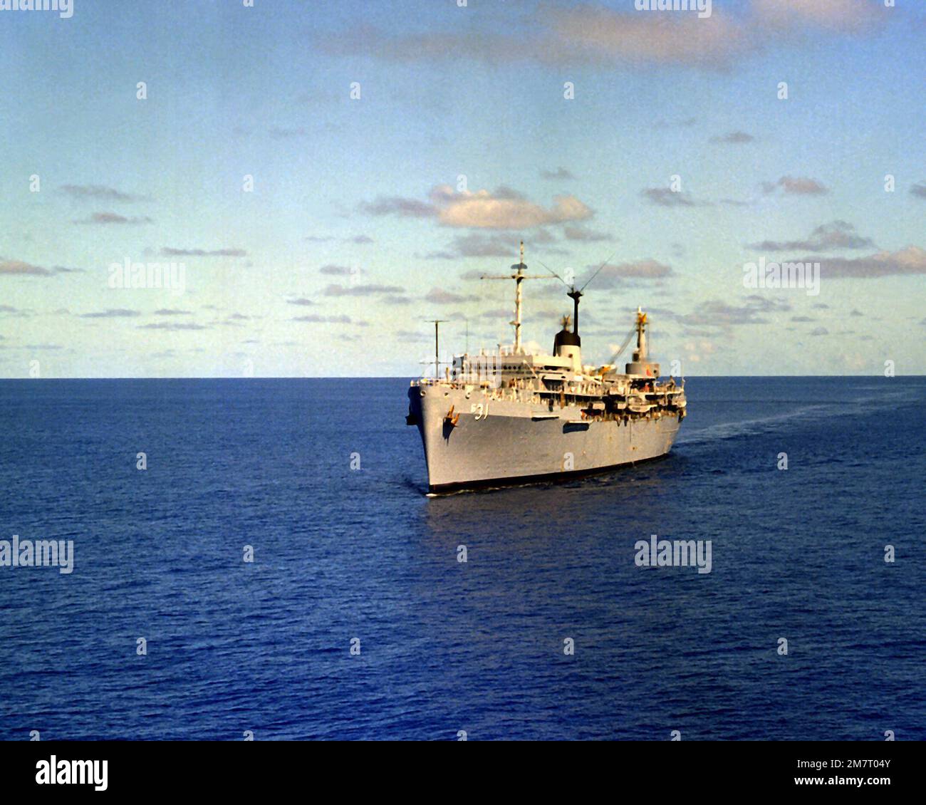 Una vista di prua del sottomarino tender USS HUNLEY (AS-31) in corso. Base: Agana Bay Stato: Guam (GU) Nazione: Isole Marianne Settentrionali (MNP) Foto Stock