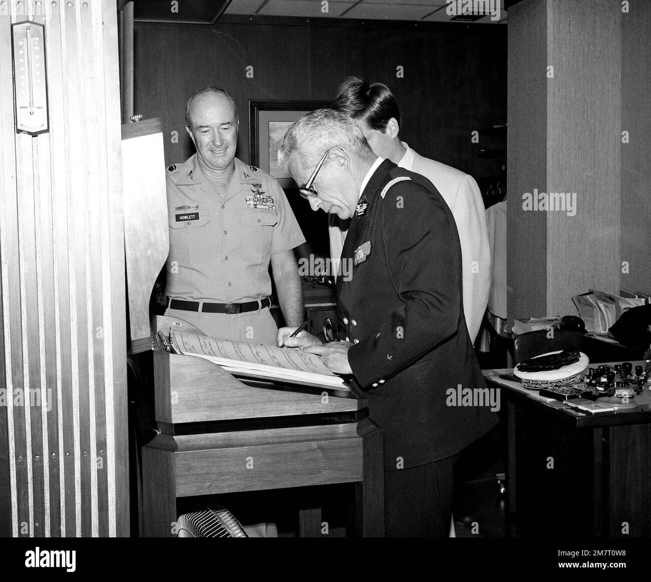 LGEN Charles Tournier-Lasserve, la medicina generale ispetteur (chirurgo generale), servizi sanitari delle forze armate di Francia, firma il Libro degli ospiti presso l'Ufficio del comandante, Accademia di Scienze della salute, esercito degli Stati Uniti, durante una visita. Base: Fort Sam Houston, San Antonio Stato: Texas (TX) Paese: Stati Uniti d'America (USA) Foto Stock
