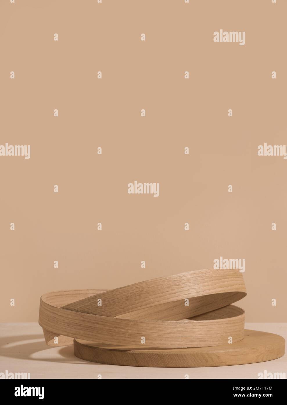 Ambiente minimalista in legno. Fase vuota minima astratta. Anelli di legno su sfondo beige. Visualizzazione dei mockup per la presentazione del prodotto. Foto Stock