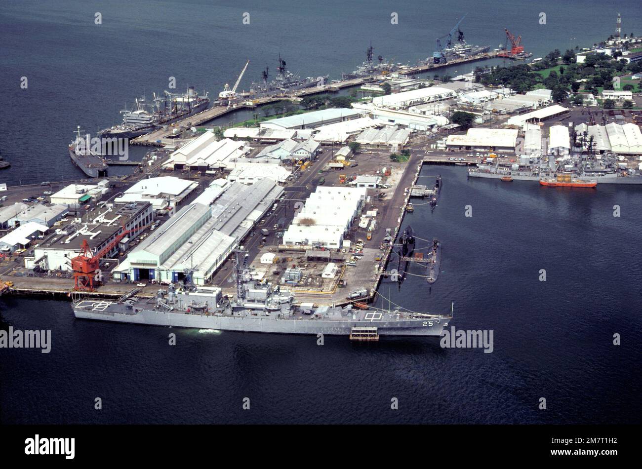 Vista a dritta dell'incrociatore missilistico guidato a propulsione nucleare USS BAINDRIDGE (CGN-25) con altre navi. Tre sottomarini, tra cui il sottomarino di attacco nucleare USS HADDOCK (SSN-621), sono attraccati dalla prua portuale del BAINBRIDGE. Le quattro navi sull'altro lato del molo sono, da destra a sinistra: L'incrociatore missilistico guidato USS WILLIAM H. STANDLEY (CG-32), il cacciatorpediniere missilistico guidato USS HENRY B. WILSON (DDG-7), l'incrociatore missilistico guidato USS STERETT (CG-31) e l'oliatore USNS HASSAYAMPA (T-AO-145). Base: Naval Station, Subic Bay Stato: Luzon Paese: Filippine (PHL) Foto Stock