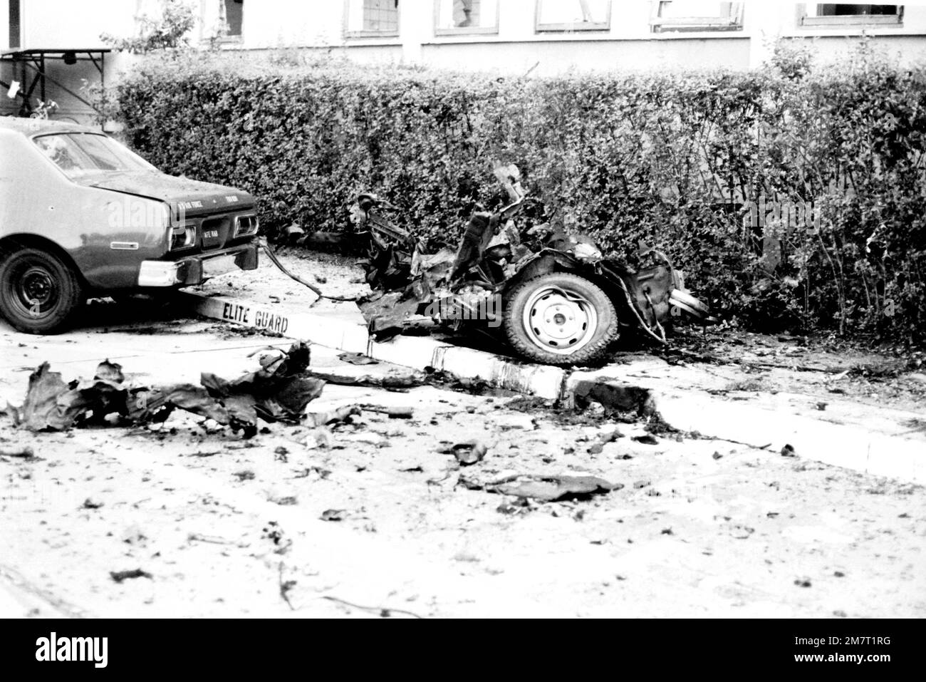 I resti di un'automobile distrutta dalle bombe che hanno danneggiato anche le forze aeree degli Stati Uniti in Europa. Base: Ramstein Air base Stato: Rheinland-Pfalz Paese: Deutschland / Germania (DEU) Foto Stock