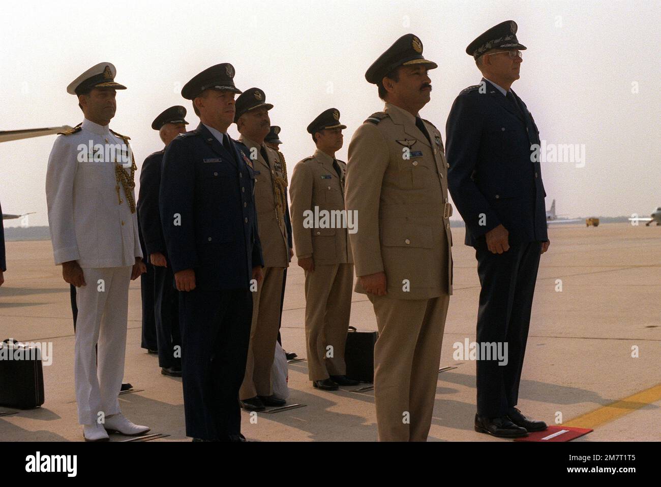 AIR CHIEF ACM Shamin dal Pakistan, in piedi con un generale dell'aeronautica degli Stati Uniti, onora la bandiera della nazione al suo arrivo per una visita. Base: Andrews Air Force base Stato: Maryland (MD) Paese: Stati Uniti d'America (USA) Foto Stock