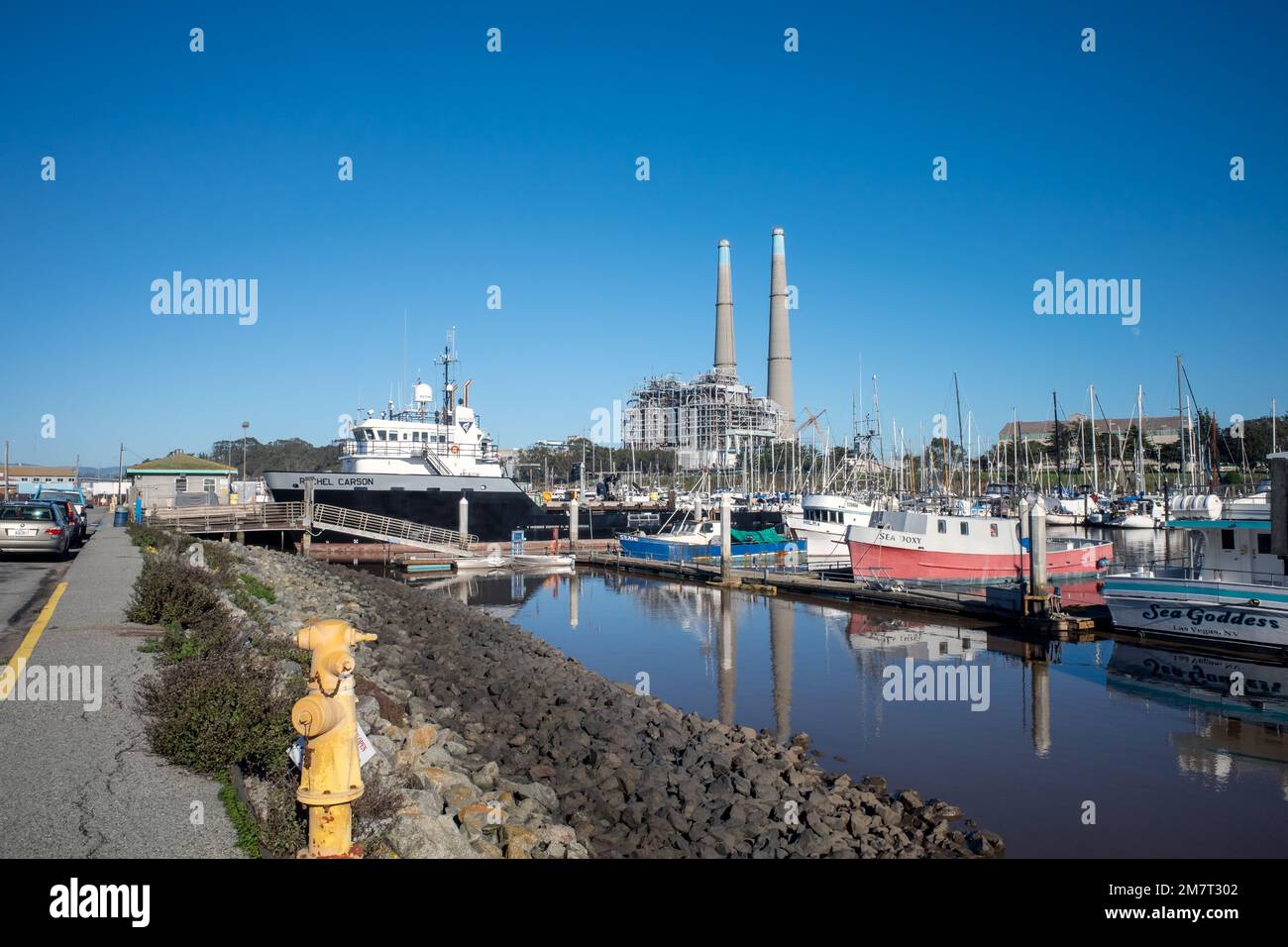 Moss Landing, California USA - 1 gennaio 2023: Il porto di Moss Landing  nella baia di Monterey con navi, barche da pesca e una centrale elettrica  Foto stock - Alamy