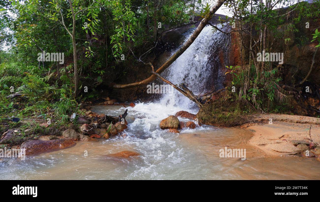 Cascate fresche nel profondo della foresta pluviale tropicale, Indonesia New Southwest Village Foto Stock