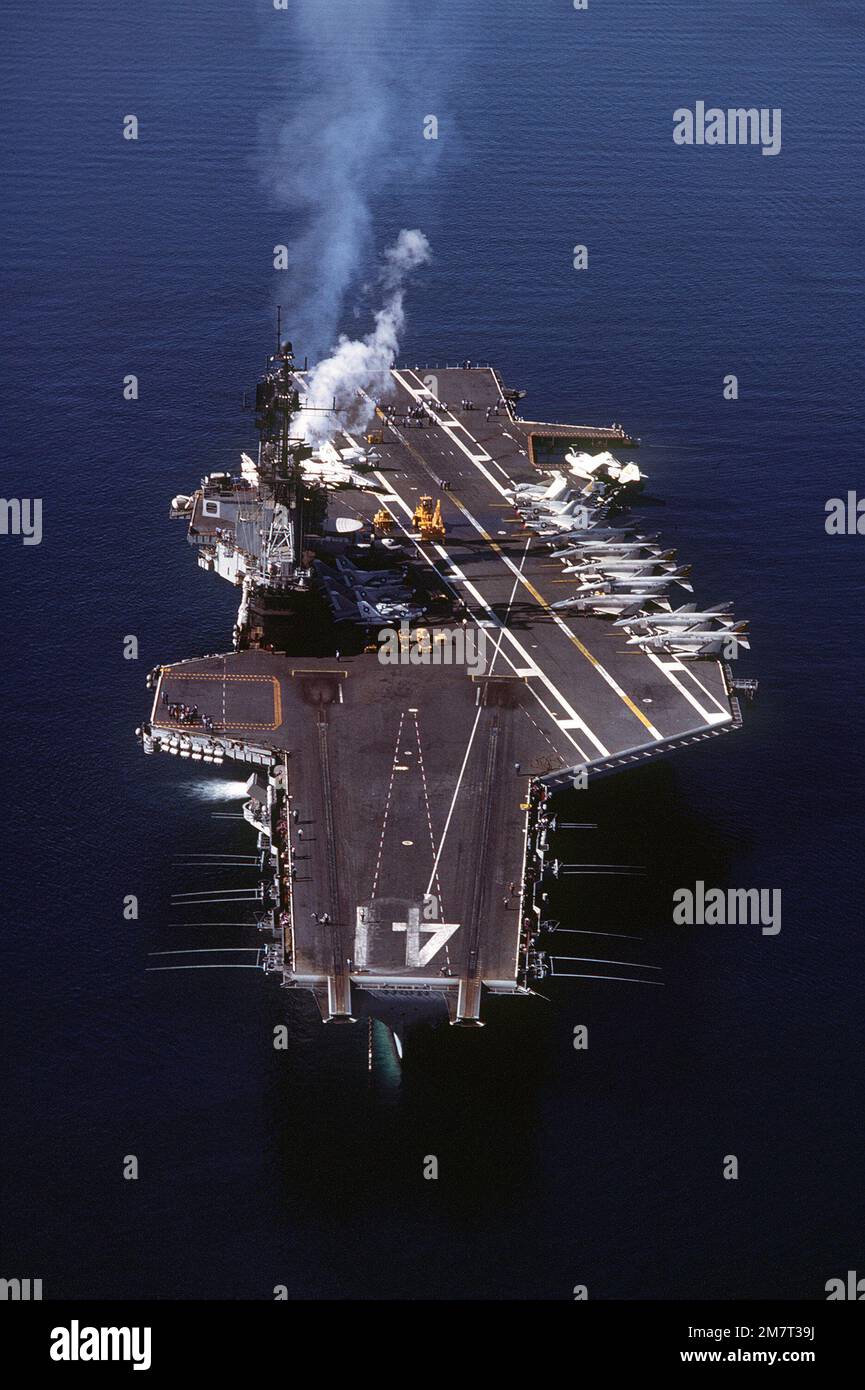 Vista dalla prua della portaerei USS MIDWAY (CV-41) che entra nella Subic Bay. Paese: Filippine (PHL) Foto Stock