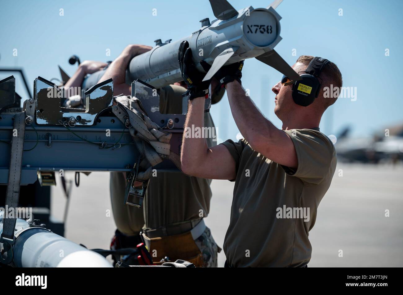 STATI UNITI I militari con lo Squadrone di manutenzione di velivolo 104th, base nazionale della guardia aerea di Barnes, Massachusetts, collocano un missile AIM-9X Sidewinder su un carrello durante la bandiera a scacchi 22-2 alla base dell'aeronautica di Tyndall, Florida, 12 maggio 2022. La bandiera a scacchi è un esercizio aereo di grande forza tenuto a Tyndall che favorisce la prontezza e l'interoperabilità attraverso l'incorporazione di aeromobili di 4th e 5th generazione durante l'addestramento di combattimento aria-aria. La 22-2 iterazione dell'esercizio si è tenuta dal 9 al 20 maggio 2022. Foto Stock