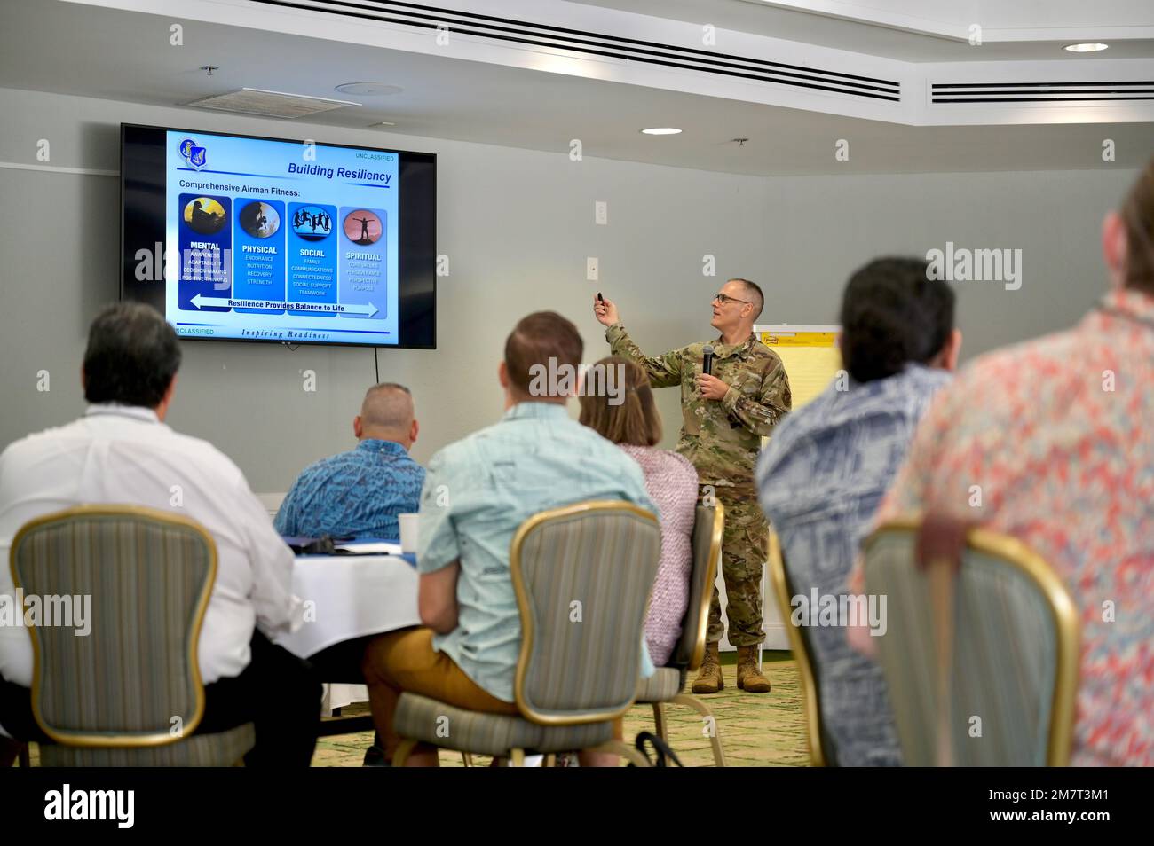 Christopher Lapack, capo del comando delle forze aeree del Pacifico, istruisce i capi religiosi locali sul ruolo dei cappellani nell'aeronautica durante un evento di impegno del leader religioso culturale alla base congiunta Pearl Harbor-Hickam, Hawaii, 12 maggio 2022. Il cappellano Lapack non solo ha informato sul ruolo della spiritualità come parte del fitness completo di Airman, ma sulle partnership che il team del cappellano PACAF ha con i paesi di tutto il mondo Indo-Pacifico. Foto Stock