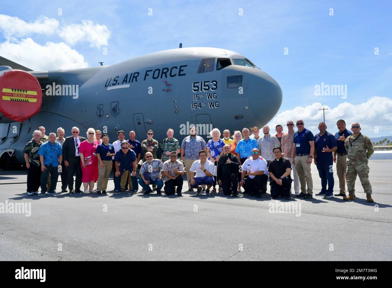 I leader religiosi locali e i membri delle forze aeree si posano per una foto di gruppo di fronte a una mostra statica di Globemaster III C-17 come parte di un evento di coinvolgimento dei leader religiosi culturali presso la base congiunta Pearl Harbor-Hickam, Hawaii, 12 maggio 2022. Nell'ambito del rafforzamento della resilienza spirituale degli Airmen e della costruzione di relazioni con la comunità, il corpo del cappellano dell'Air base Group del 647th ha invitato i leader religiosi locali a JBPHH per discutere delle loro organizzazioni, delle loro missioni e per conoscere l'attenzione dell'Air Force sulla resilienza spirituale. Foto Stock