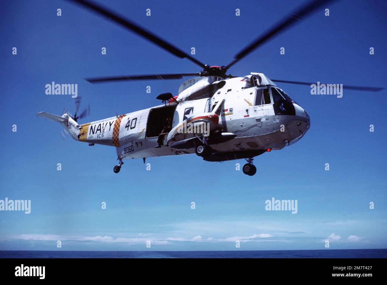 Un elicottero SH-3 Sea King della Fleet Composite Squadron 5 (VC-5), operante dalla CAPPA DI SUPPORTO USS della nave munizioni (AE-29), assiste nelle operazioni di salvataggio per il cacciatorpediniere filippino DATU DALANTIAW (ex-USS STAND DE-170). Base: Isola di Calayan Paese: Filippine Foto Stock