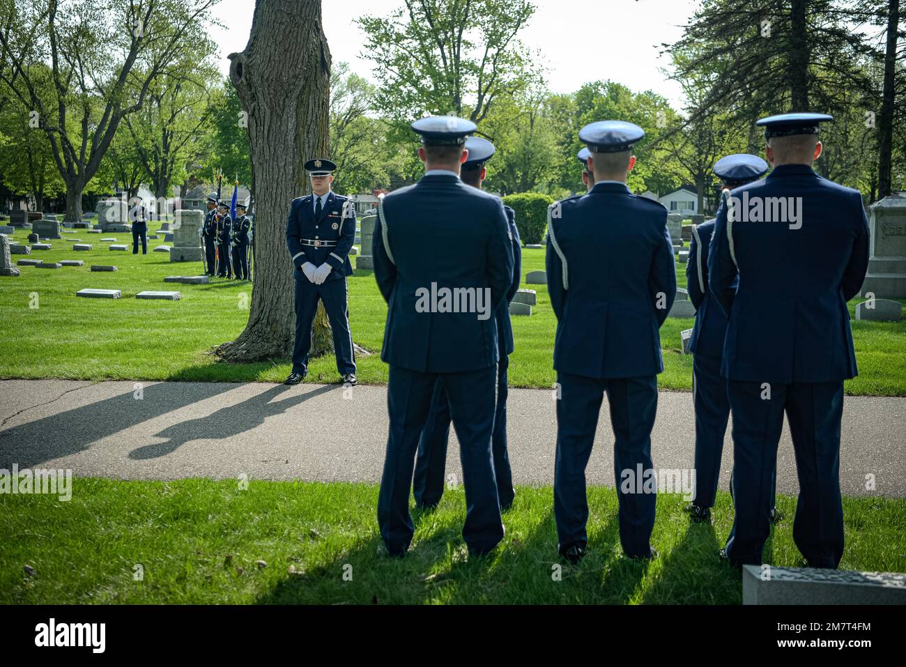 Resti degli Stati Uniti Corpo aereo dell'esercito CPL. Laverne “Dirk” Van Dyke, membro dell'equipaggio B-25, viene deposto a riposo presso il cimitero Zeeland, Michigan, il 12 maggio 2022. La grande nipote di Van Dyke, Beth Klomparen e il nipote Steve Klomparen accettarono la bandiera cerimoniale piegata dalla Wright-Patterson Air Force Honor Guard 80 anni dopo la morte di Van Dykes. Nel 1998 sono stati trovati resti di sei membri dell'equipaggio in un'area remota della Papua Nuova Guinea. Il processo di analisi del DNA per identificare i resti ha richiesto 20 anni e altri tre anni per portare Van Dyke a casa sua finale luogo di riposo. Foto Stock