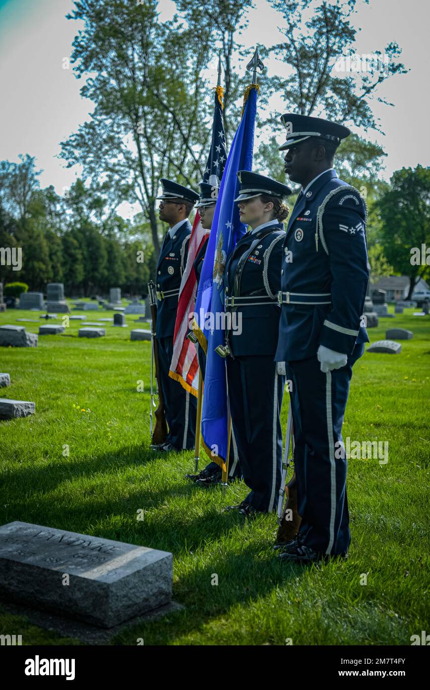 Resti degli Stati Uniti Corpo aereo dell'esercito CPL. Laverne “Dirk” Van Dyke, membro dell'equipaggio B-25, viene deposto a riposo presso il cimitero Zeeland, Michigan, il 12 maggio 2022. La grande nipote di Van Dyke, Beth Klomparen e il nipote Steve Klomparen accettarono la bandiera cerimoniale piegata dalla Wright-Patterson Air Force Honor Guard 80 anni dopo la morte di Van Dykes. Nel 1998 sono stati trovati resti di sei membri dell'equipaggio in un'area remota della Papua Nuova Guinea. Il processo di analisi del DNA per identificare i resti ha richiesto 20 anni e altri tre anni per portare Van Dyke a casa sua finale luogo di riposo. Foto Stock