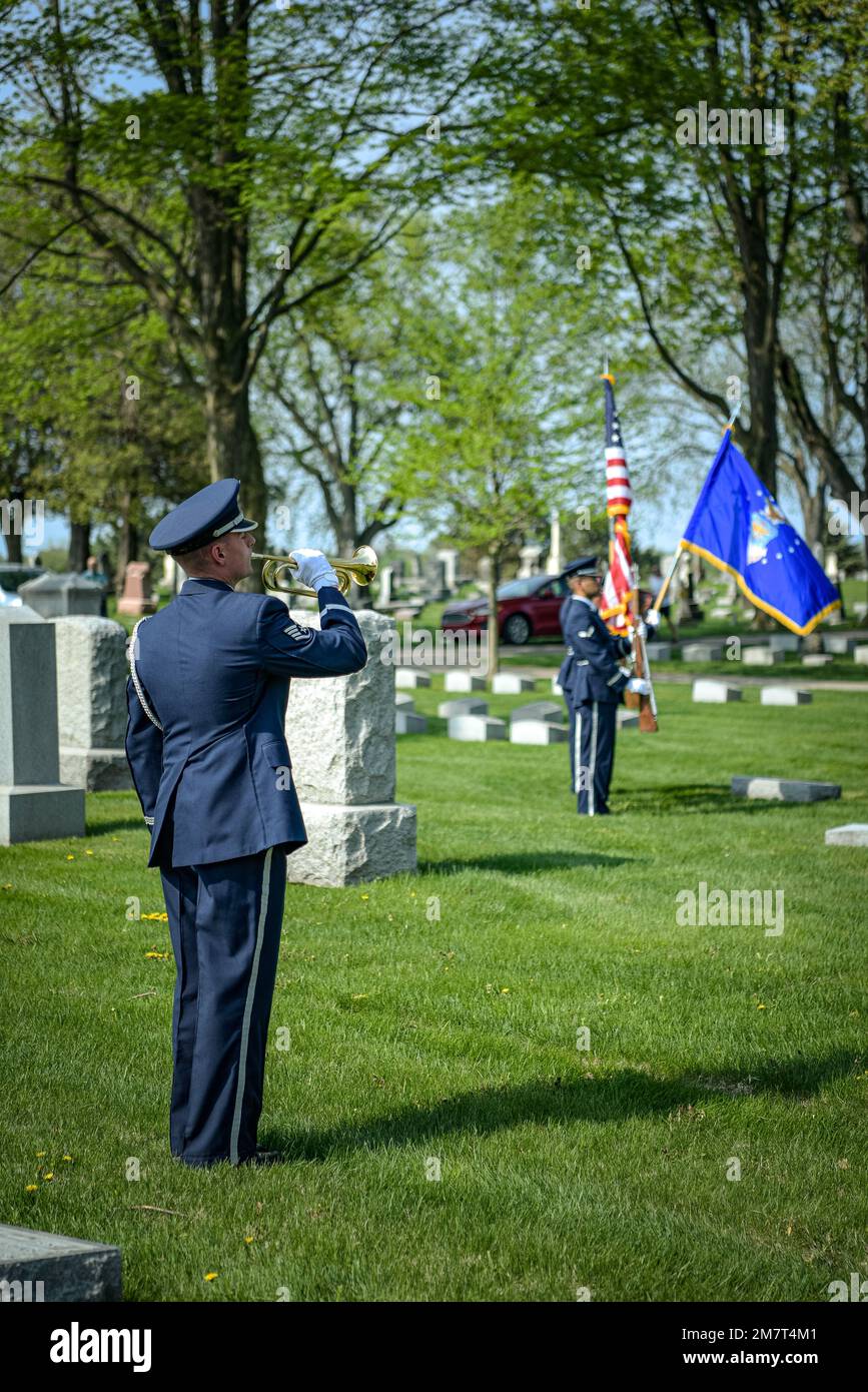 Resti degli Stati Uniti Corpo aereo dell'esercito CPL. Laverne “Dirk” Van Dyke, membro dell'equipaggio B-25, viene deposto a riposo presso il cimitero Zeeland, Michigan, il 12 maggio 2022. La grande nipote di Van Dyke, Beth Klomparen e il nipote Steve Klomparen accettarono la bandiera cerimoniale piegata dalla Wright-Patterson Air Force Honor Guard 80 anni dopo la morte di Van Dykes. Nel 1998 sono stati trovati resti di sei membri dell'equipaggio in un'area remota della Papua Nuova Guinea. Il processo di analisi del DNA per identificare i resti ha richiesto 20 anni e altri tre anni per portare Van Dyke a casa sua finale luogo di riposo. Foto Stock