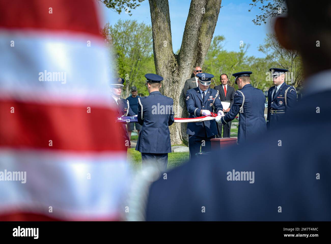 Resti degli Stati Uniti Corpo aereo dell'esercito CPL. Laverne “Dirk” Van Dyke, membro dell'equipaggio B-25, viene deposto a riposo presso il cimitero Zeeland, Michigan, il 12 maggio 2022. La grande nipote di Van Dyke, Beth Klomparen e il nipote Steve Klomparen accettarono la bandiera cerimoniale piegata dalla Wright-Patterson Air Force Honor Guard 80 anni dopo la morte di Van Dykes. Nel 1998 sono stati trovati resti di sei membri dell'equipaggio in un'area remota della Papua Nuova Guinea. Il processo di analisi del DNA per identificare i resti ha richiesto 20 anni e altri tre anni per portare Van Dyke a casa sua finale luogo di riposo. Foto Stock