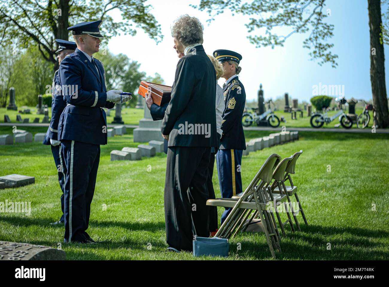 Resti degli Stati Uniti Corpo aereo dell'esercito CPL. Laverne “Dirk” Van Dyke, membro dell'equipaggio B-25, viene deposto a riposo presso il cimitero Zeeland, Michigan, il 12 maggio 2022. La grande nipote di Van Dyke, Beth Klomparen e il nipote Steve Klomparen accettarono la bandiera cerimoniale piegata dalla Wright-Patterson Air Force Honor Guard 80 anni dopo la morte di Van Dykes. Nel 1998 sono stati trovati resti di sei membri dell'equipaggio in un'area remota della Papua Nuova Guinea. Il processo di analisi del DNA per identificare i resti ha richiesto 20 anni e altri tre anni per portare Van Dyke a casa sua finale luogo di riposo. Foto Stock