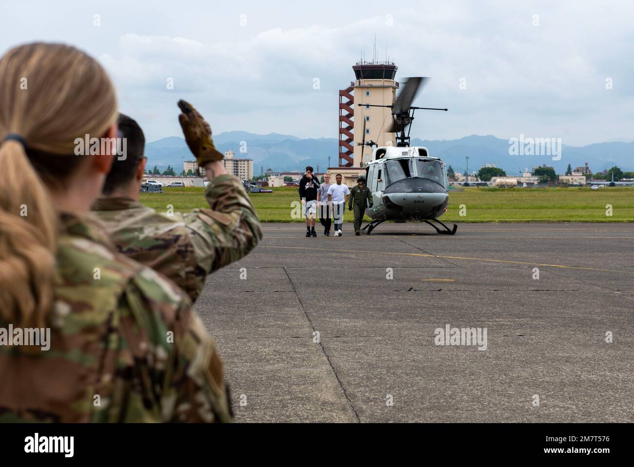 Gli airmen del 374th Medical Group dirigono i pazienti mock da un elicottero Iroquois UH-1N durante un esercizio di addestramento medico, il 12 maggio 2022, sulla base aerea di Yokota, Giappone. Una volta che i pazienti sono stati prelevati per una missione di evacuazione aeromedica e consegnati a un centro traumatologico, un team del sistema di stadiazione lungo il tragitto li incontra e consegna i pazienti critici all'ospedale per l'assistenza salvavita. Foto Stock