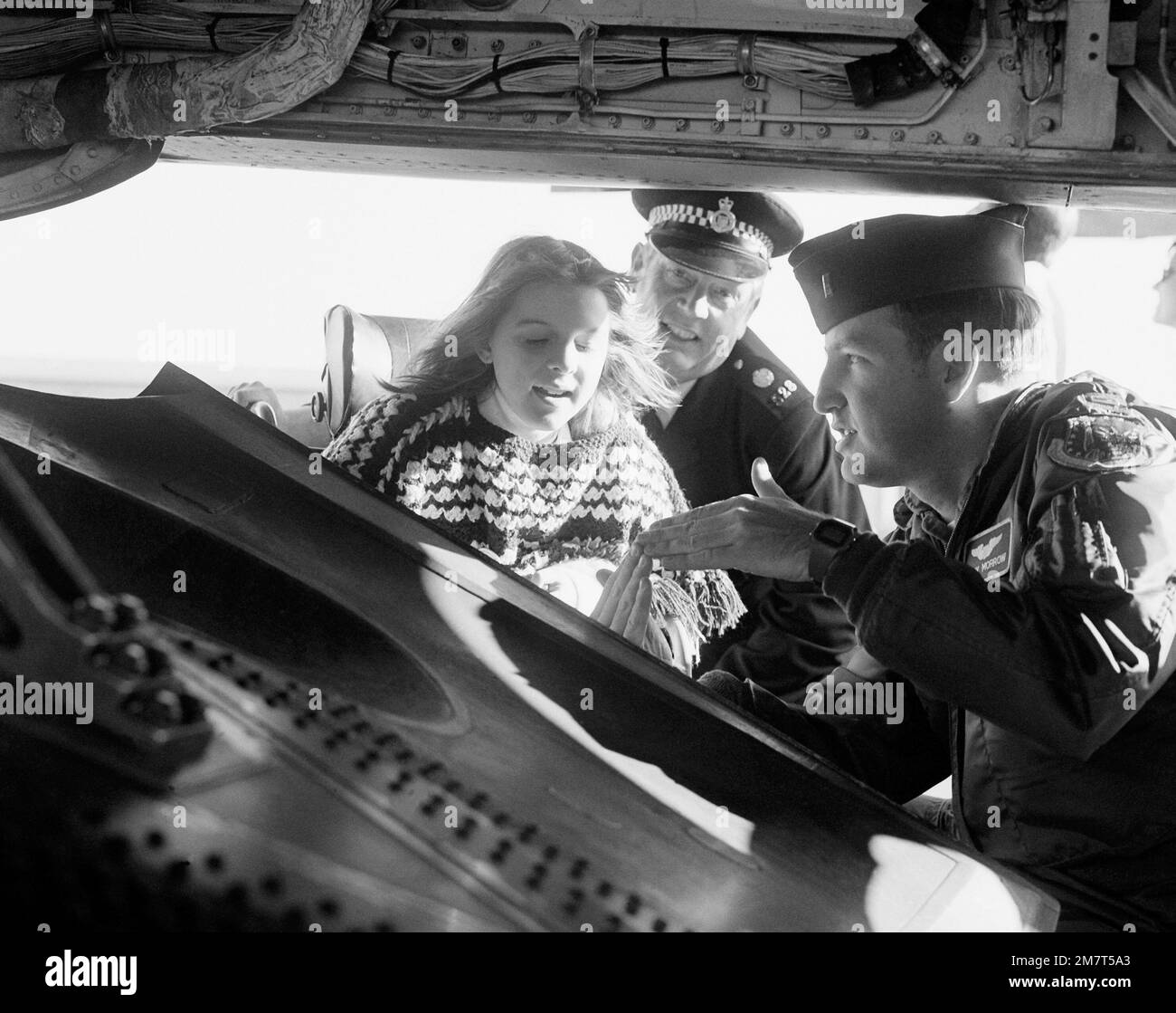 1lt Henry Morrow conduce un tour dell'aereo F-111F per Sarah Jane Walker, una ragazza handicappata che visita la base aerea attraverso un programma avviato dal Dipartimento di polizia di Norwich. Guardando sopra è Cliff Ling, una polizia stabile. Base: RAF Lakenheath Stato: East Anglia Paese: Inghilterra / Gran Bretagna (ENG) Foto Stock