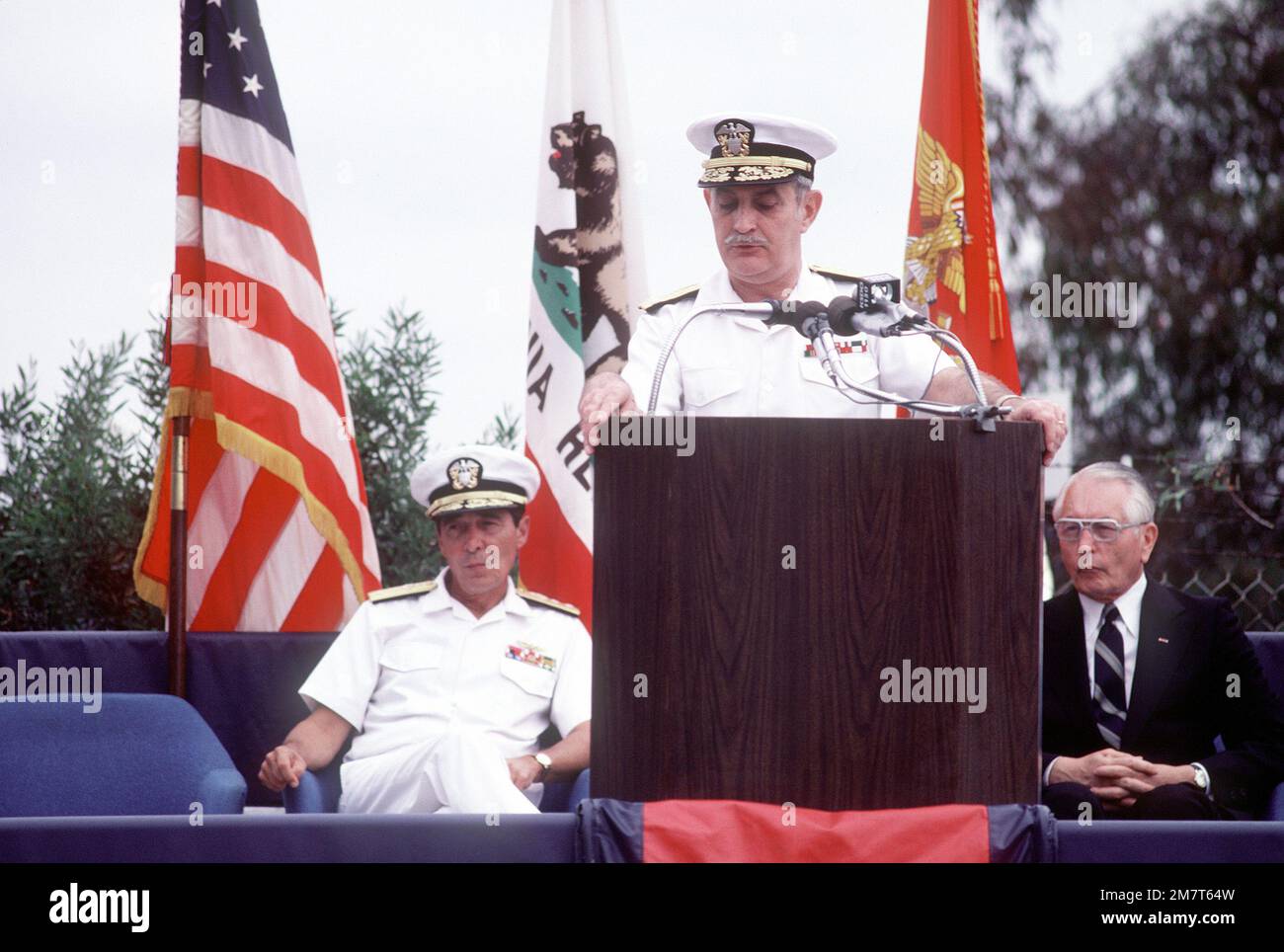 Morsa a vite J.W. Cox, capo del Bureau of Medicine and Surgery e chirurgo generale della Marina, parla durante la cerimonia di rottura per il nuovo Naval Regional Medical Center. Seduti dietro di lui sono (L-R): Posteriore ADM. Eustine P. Rucci, ufficiale comandante, Naval Regional Medical Center; posteriore ADM. P. Gillcrister, comandante, base navale, San Diego; CMM. M. Hopper, ufficiale responsabile della costruzione, comando di ingegneria delle strutture navali della divisione occidentale e il capo C.C. Atkins, direttore dei servizi clinici, Naval Regional Medical Center. Base: San Diego Stato: California (CA) Paese: Stati Uniti di Foto Stock