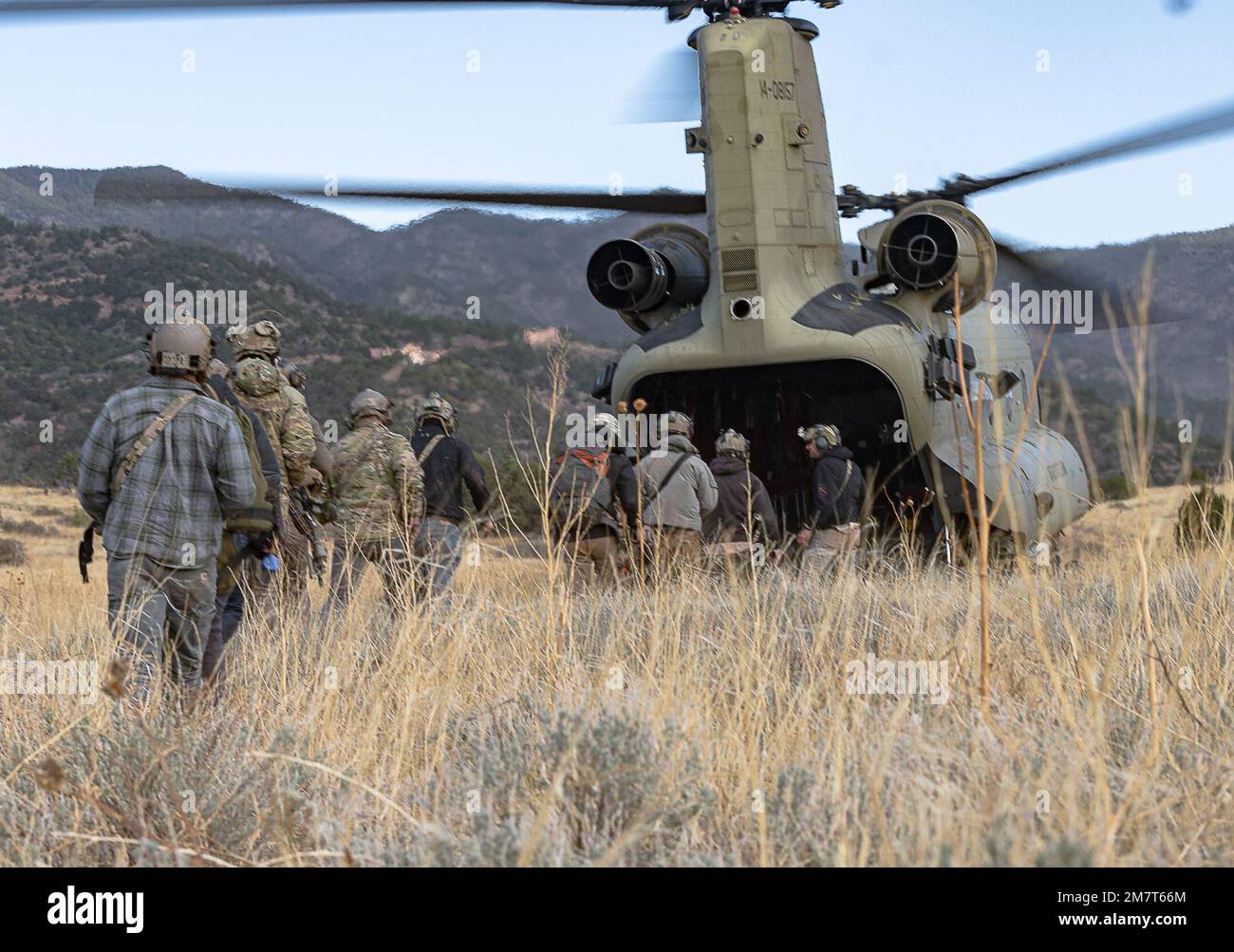 STATI UNITI Army 10th Special Forces Group (Airborne) operatori, a bordo di un Boeing CH-47 Chinook, 12 maggio 2022, durante l'addestramento non convenzionale Warfare Full Mission Profile a Fort Carson, Colorado. Guerra non convenzionale è un termine per guerra di guerriglia che è condotta o sostenuta da unità nel comando speciale delle operazioni degli Stati Uniti ed è costituito da attività condotte per consentire a un movimento di resistenza o insurrezione di aggredire, sconvolgere o rovesciare una potenza di occupazione o un governo attraverso o con una forza sotterranea, ausiliaria o di guerriglia in un'area negata. (STATI UNITI Foto dell'esercito di SPC. Foto Stock