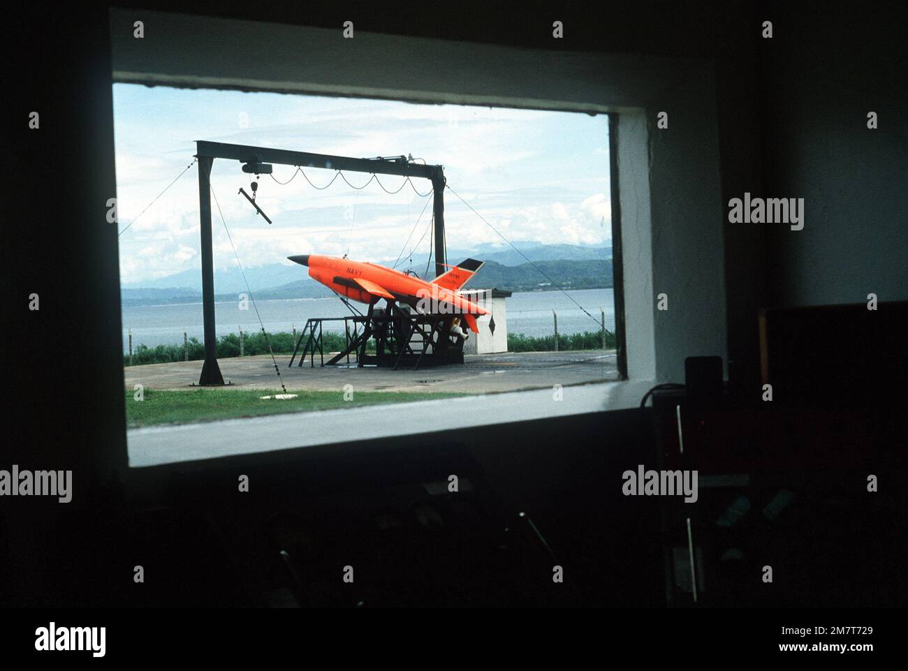 Una vista di un drone bersaglio Firebee sul piazzale di lancio della Wallace Air Station, Poro Point, San Fernando, dall'interno del blockhouse. Paese: Filippine (PHL) Foto Stock