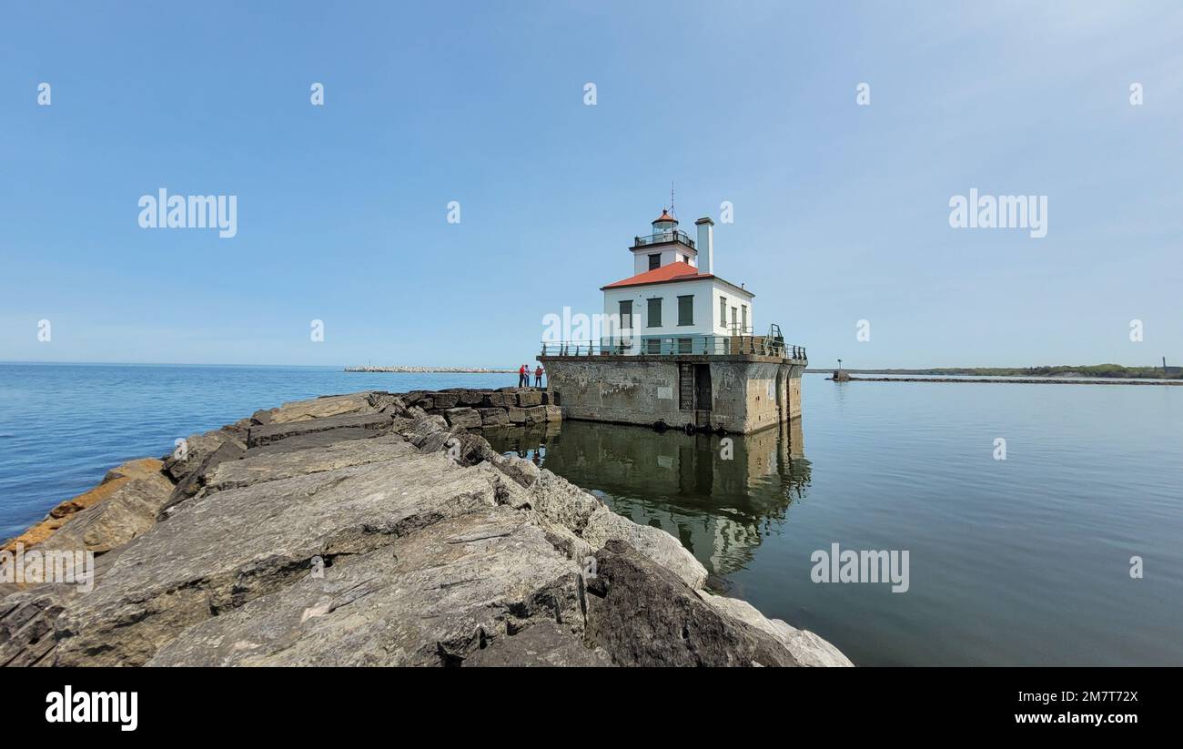 Il faro di Oswego Harbor West Pierhead è un attivo ausilio alla navigazione alla fine di un frangiflutti lungo 2.000 metri situato al largo della costa di Oswego, New York, 12 maggio 2022. Il frangiflutti, mantenuto dagli Stati Uniti Il corpo degli ingegneri dell'esercito, il distretto di Buffalo, garantisce una navigazione sicura per le navi commerciali e ricreative che viaggiano sui grandi Laghi e sul fiume Oswego. Foto Stock