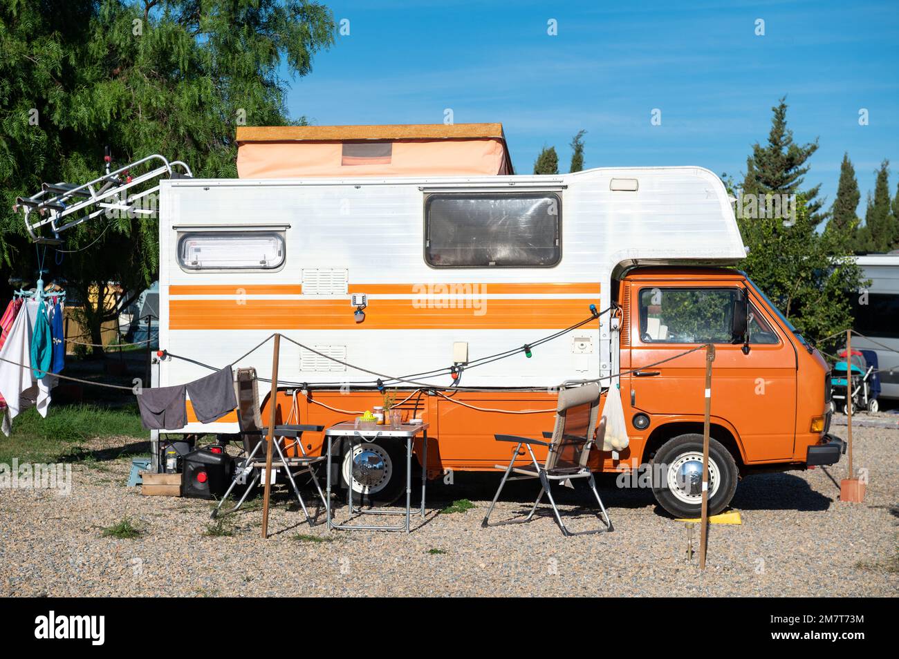 Cartagena, Spagna : 2022 novembre 23 : Old VW Motorhome campeggio in una giornata di sole nell'autunno 2022. Foto Stock