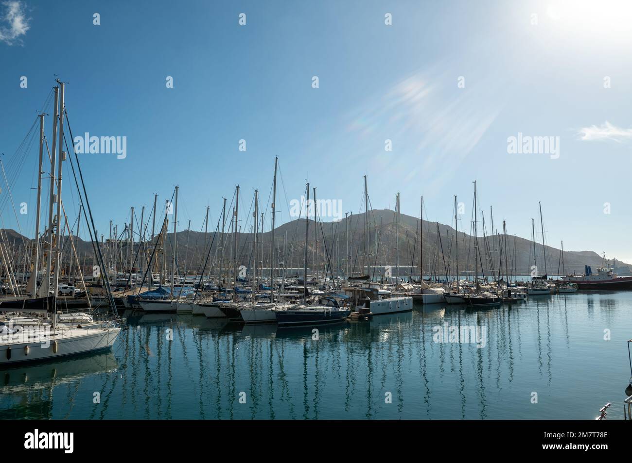 Cartagena, Spagna : 2022 novembre 23 : Marina nella città turistica di Cartagena con barche ormeggiate nell'autunno del 2022. Foto Stock