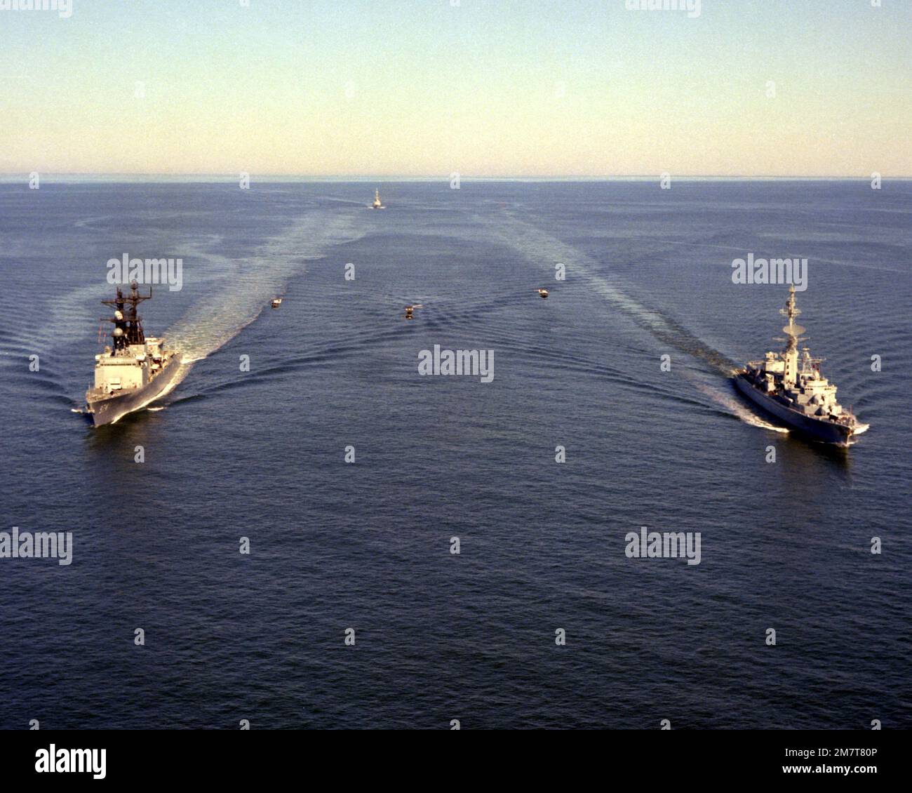 Una vista di prua del porto del cacciatorpediniere USS COMTE DE GRASSE (DD-974) e una vista di prua a dritta del cacciatorpediniere francese DE GRASSE (D-612) in corso vicino a Cape Henry sulla loro strada per la base navale di Norfolk. Le navi hanno partecipato alla celebrazione congiunta del bicentenario tra Stati Uniti e Francia a Yorktown, Virginia Paese: Chesapeake Bay Foto Stock