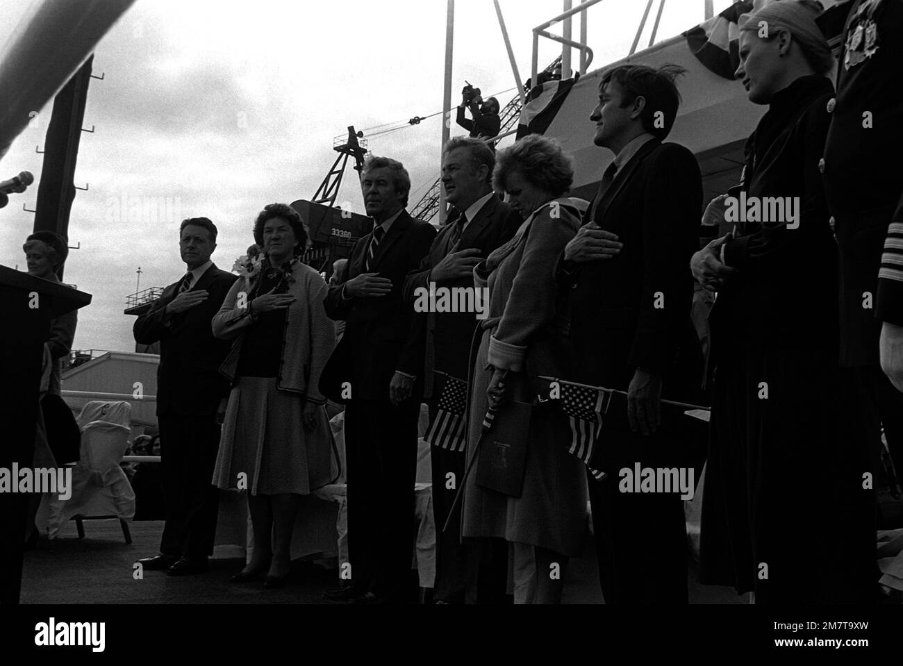 Tra gli ospiti del lancio del sommergibile NORFOLK (SSN-714) figurano il Segretario alla Difesa e la signora Caspar Weinberger, a sinistra, il Sindaco Norfolk vince Thomas, accanto alla signora Weinberger, e il Segretario della Marina e la signora John F. Lehman Jr., a destra. La signora Weinberger è sponsor del sottomarino, costruito dalla Newport News Shipbuilding. Base: Newport News Stato: Virginia (VA) Nazione: Stati Uniti d'America (USA) Foto Stock