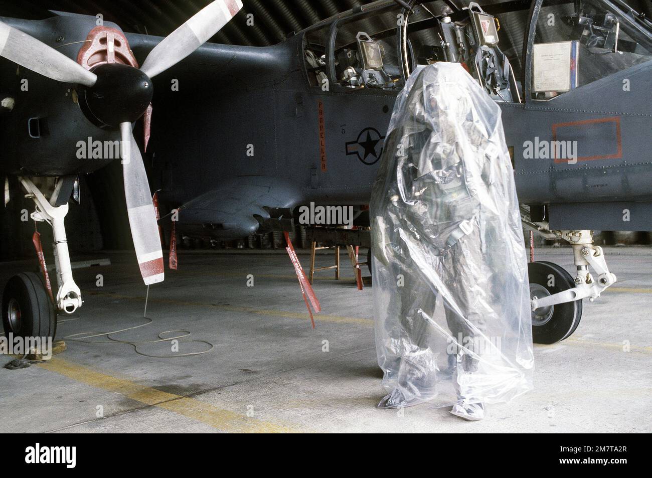 MAJ Willie Register, un pilota che indossa un equipaggiamento da guerra chimico, si pone davanti a un aeromobile Bronco OV-10 prima di un volo di addestramento. Base: Osan Air base Nazione: Repubblica di Corea (KOR) Foto Stock