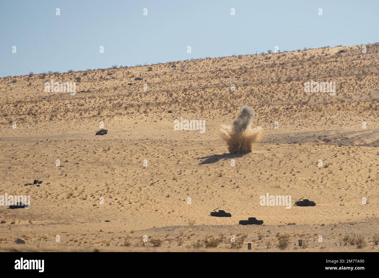 Un giro da un sistema di mortaio da M224 60 mm esplica durante un esercizio digitale di kill chain presso il Marine Corps Air Ground Combat Center, Twentynine Palms, California, 12 maggio 2022. Durante l'esercizio, la Marines ha testato nuove apparecchiature per l'acquisizione di target digitali per il sistema di Malta da M224 60 mm e la mitragliatrice a granata Mark da 19 40 mm. Foto Stock