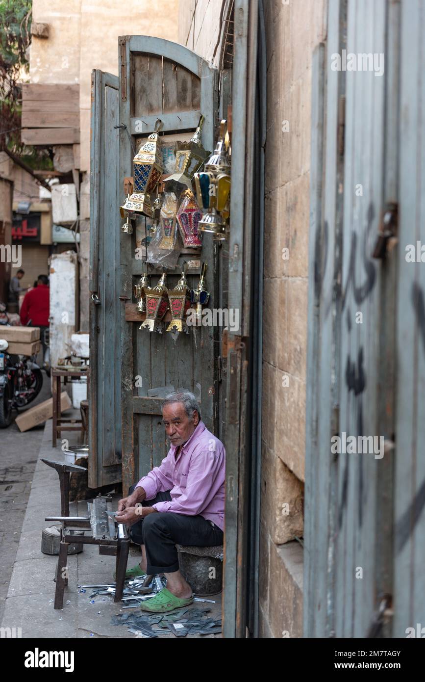 Cairo, Egitto. Dicembre 5th 2022 lampade tradizionali egiziane ramadan in vendita in un laboratorio nella parte vecchia del Cairo islamico, Egitto Foto Stock