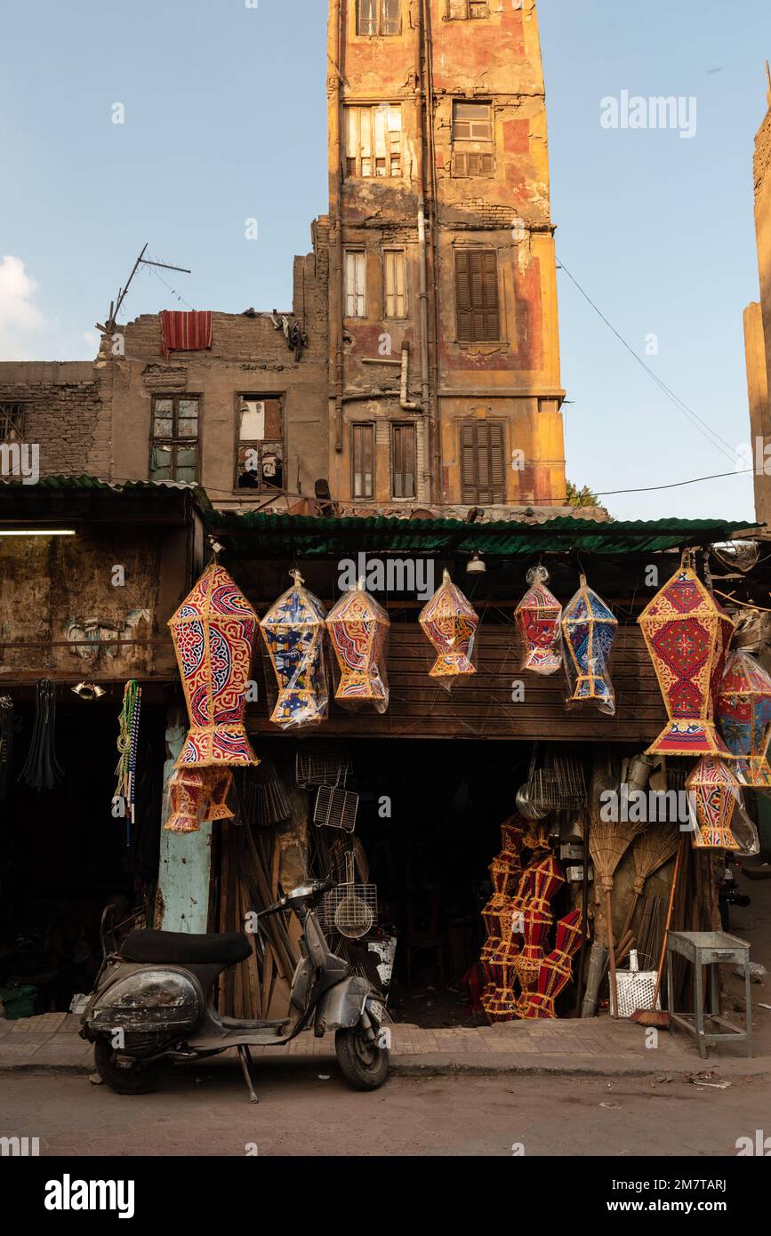 Cairo, Egitto. Dicembre 5th 2022 lampade tradizionali egiziane ramadan in vendita in un laboratorio nella parte vecchia del Cairo islamico, Egitto Foto Stock