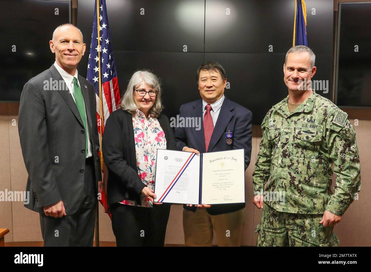 220512-N-CM812-022 Naval Surface Warfare Center Indian Head Division (NSWC IHD) Systems Engineering Department Chief Engineer Frank TSE ha ricevuto il DON Meritorious Civilian Service Award il 12 maggio. Eric Correll (estrema destra) e Ashley Johnson (estrema sinistra), direttore tecnico di NSWC IHD, hanno conferito il premio al TSE. Nella foto è raffigurata anche la moglie Donna TSE di Frank. Foto Stock