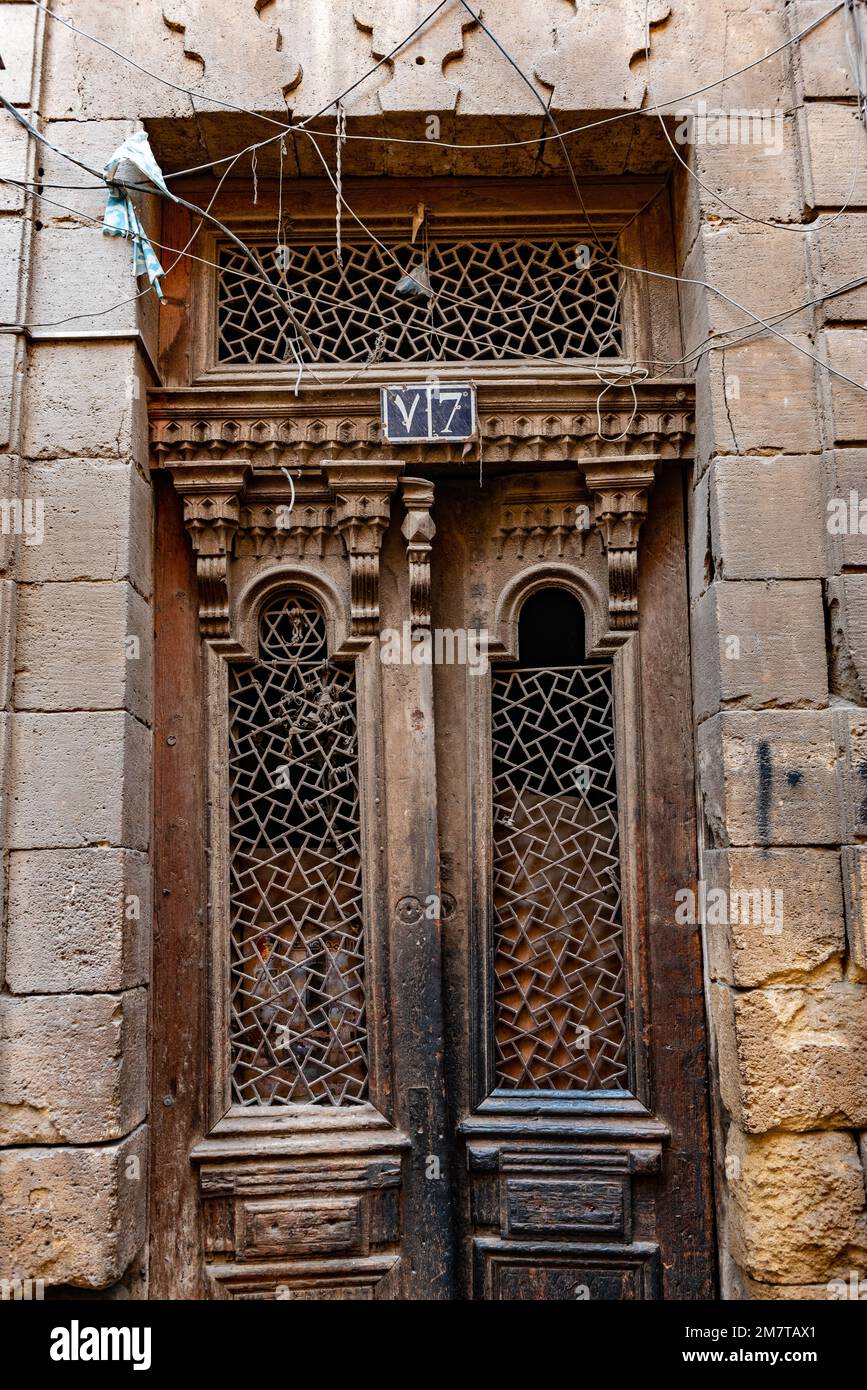 Cairo, Egitto. Dicembre 21st 2022 un'antica porta di legno di una casa nei vicoli stretti della parte vecchia del Cairo islamico nr Khan el Khalili Bazaar, Foto Stock
