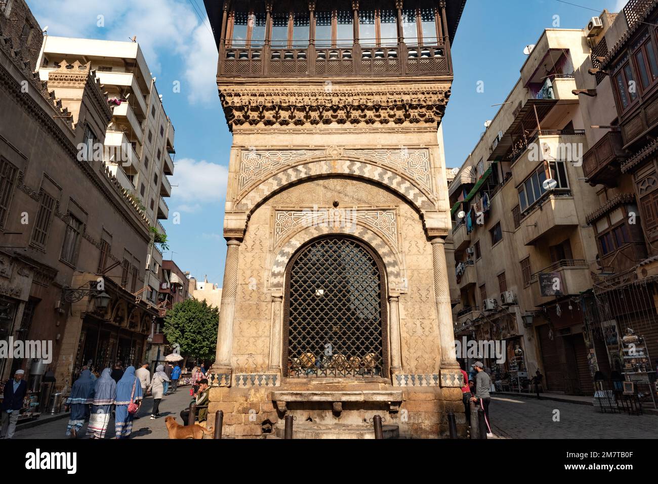Cairo, Egitto. Dicembre 21st 2022 Sabil-Kuttab di Katkhuda, un bell'esempio di architettura ottomana e Mamluk restaurata lungo al Muizz strada nel vecchio Foto Stock