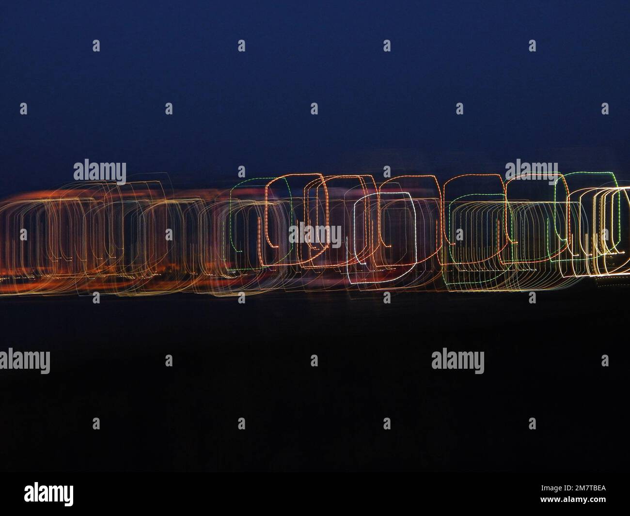 Schema di colori luminosi. Sullo sfondo del cielo notturno. Foto Stock