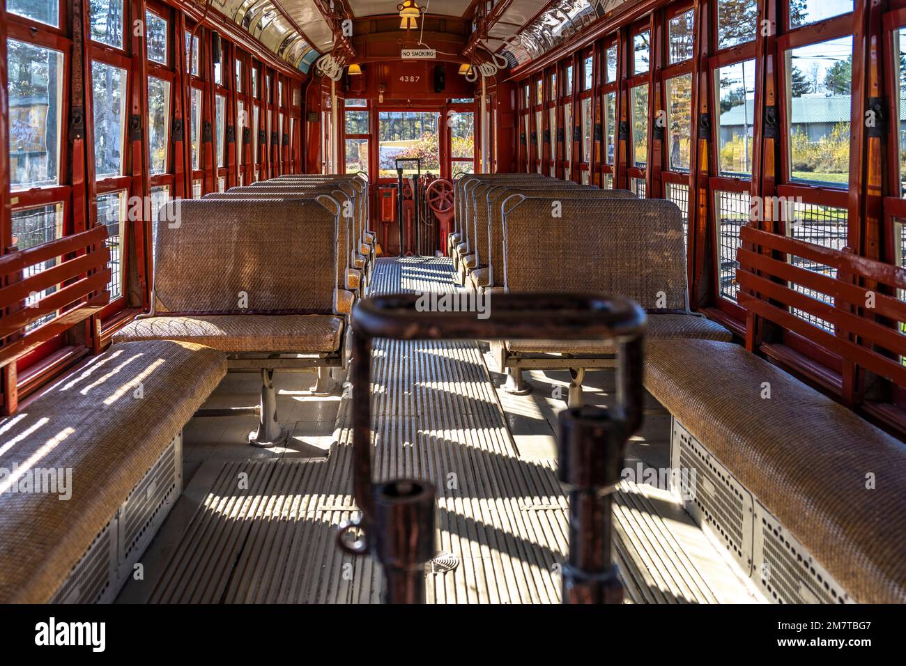 Vista interna del tram n. 4387 utilizzato per portare i visitatori per un giro al Seashore Trolley Museum Foto Stock